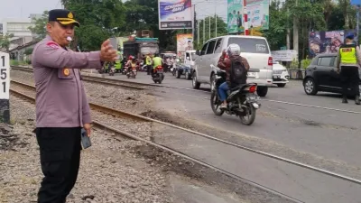 Arus Balik Memuncak, Polisi Perketat Pengamanan Perlintasan Rel KA di Tegal