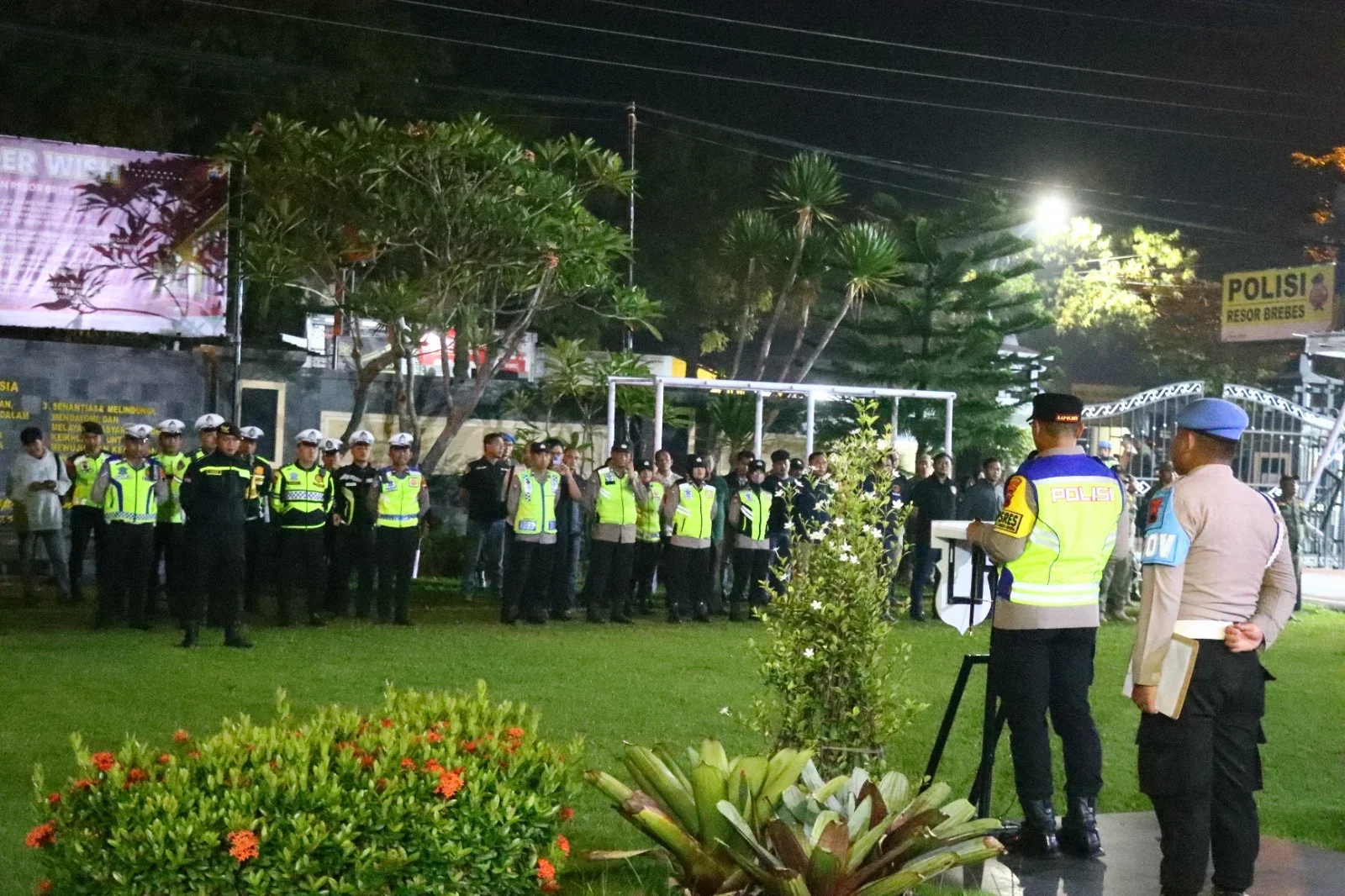 Kapolres Brebes, AKBP Lilik Ardhiansyah memimpin Apel Gabungan Kesiapan Pengamanan Malam Takbiran di halaman Mapolres Brebes..