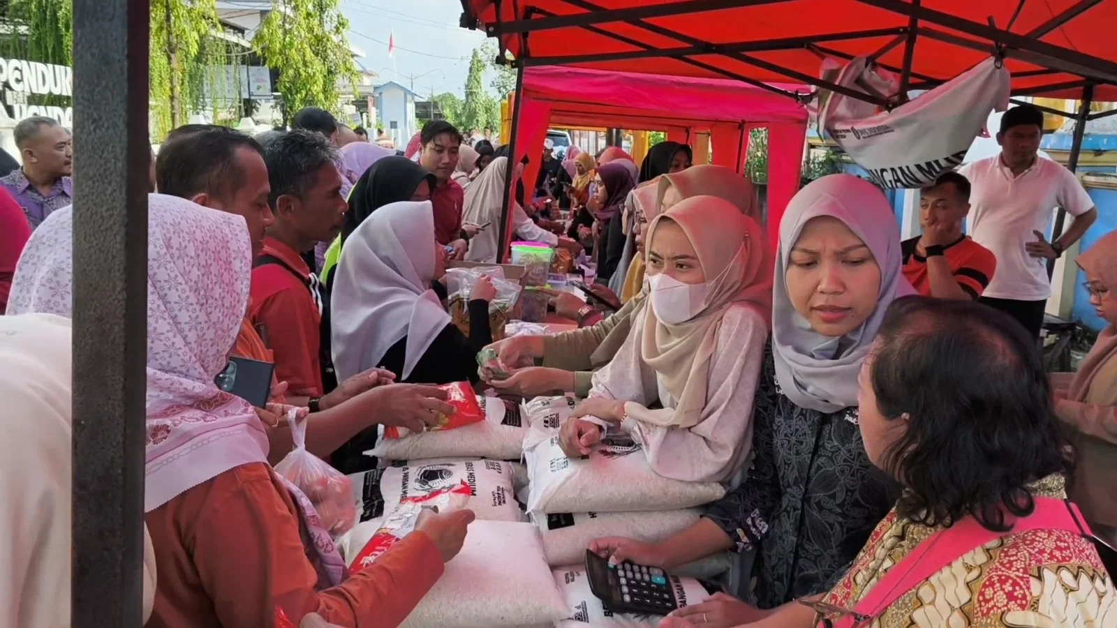 Pemkab Kendal Gelar Gerakan Pangan Murah, Sediakan 1 Ton Beras untuk Warga