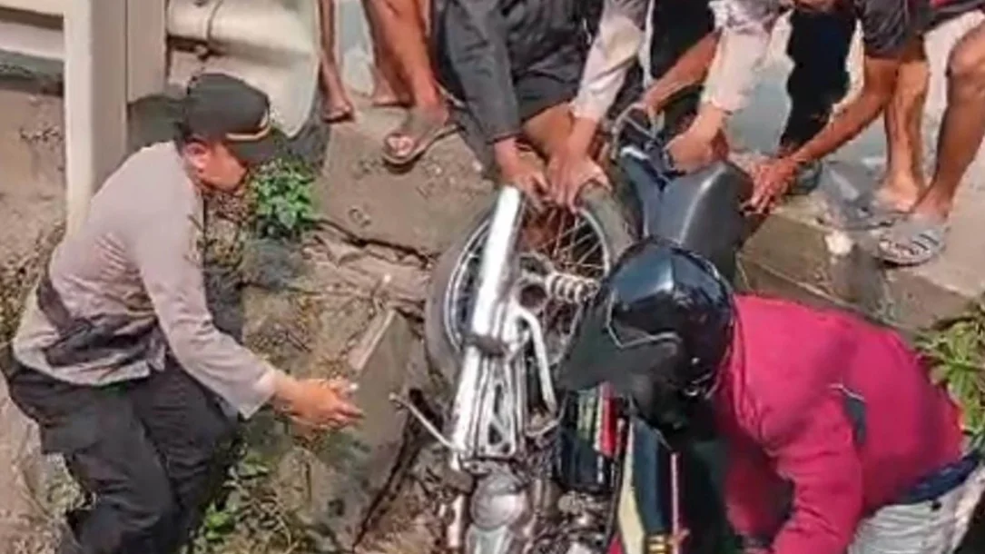 Diduga Dicuri, Motor RX King Ditemukan Tercebur di Sungai Cepiring Kendal
