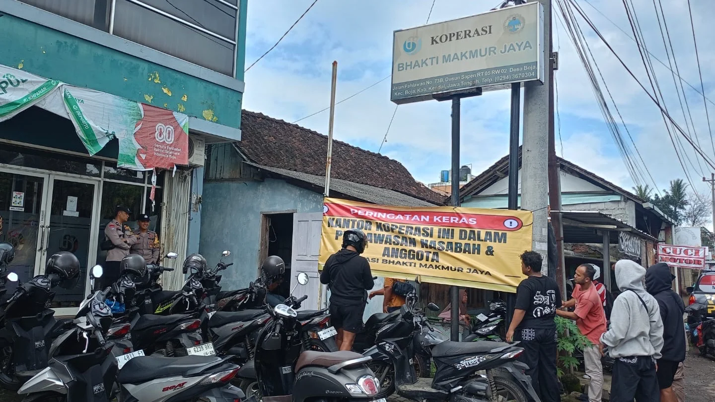 Dana Nasabah Raib, Warga Boja Kepung Koperasi dan Rumah Anggota DPRD Kendal