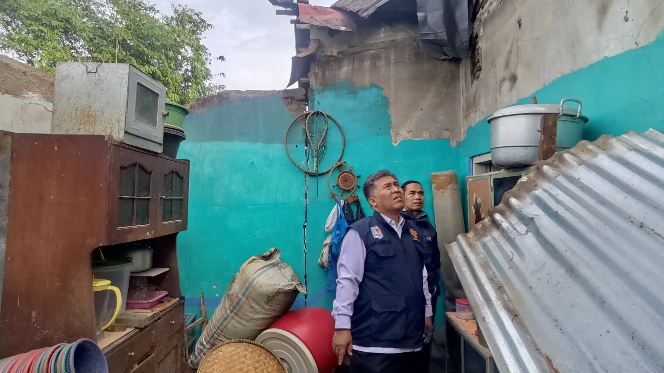 Diterjang Angin Kencang, Atap Puluhan Rumah dan Fasilitas Umum di Bojong Tegal Rusak