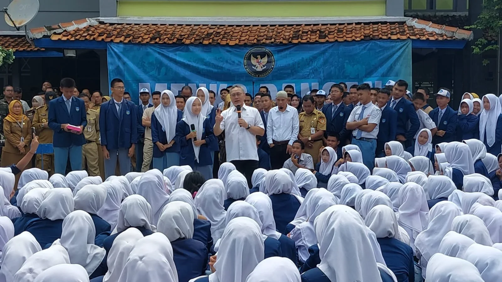 Zulkifli Hasan Tantang Pelajar Pemalang Bahas Isu Pangan, Hadiahi Tablet