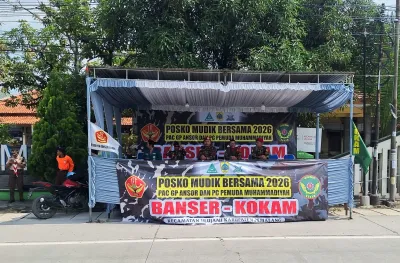 Walau Beda Lebaran, Kokam dan Banser Kompak Bangun Posko Mudik di Pemalang