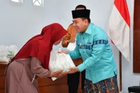 Plt Bupati Pekalongan Sukirman Salurkan Ratusan Paket Sembako di Kedungwuni dan Doro Bersama Baznas