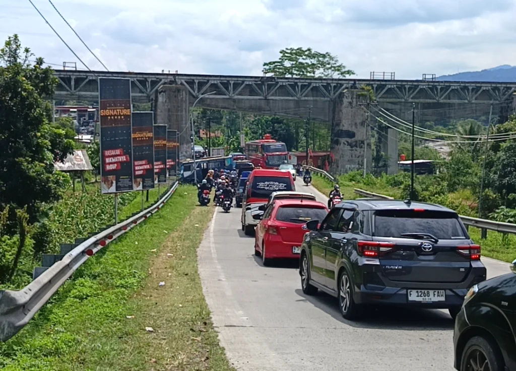 Antrean kendaraan arus balik H+4 lebaran di Jalan Lingkar Sakalibel Bumiayu akibat kemacetan di Rancakalong Bumiayu, Brebes.