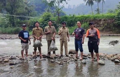 Relawan Peduli Salem Tebar Benih Ikan di Sungai Cigunung