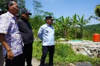 Perbaikan Jalan Clirit Menuju Guci Tegal Dikebut, Bus dan Truk Dialihkan ke Jalur Pemalang