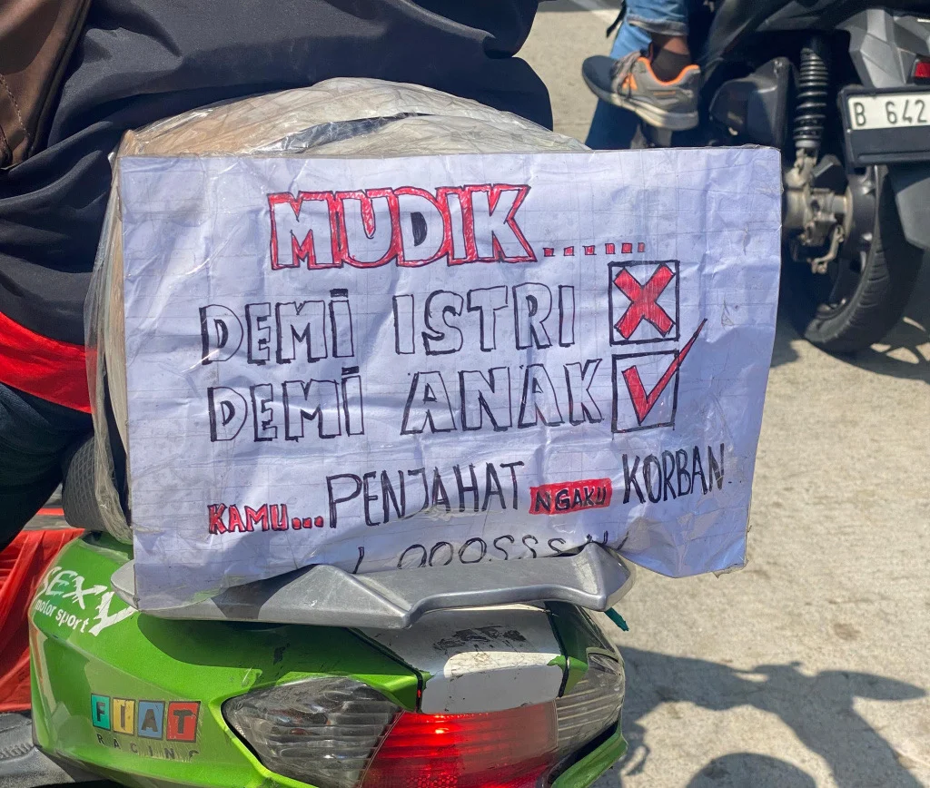Tulisan Lucu dan Nyeleneh Pemudik Motor Bikin Senyum di Tengah Padatnya Arus Mudik Lebaran 2026 di Brebes