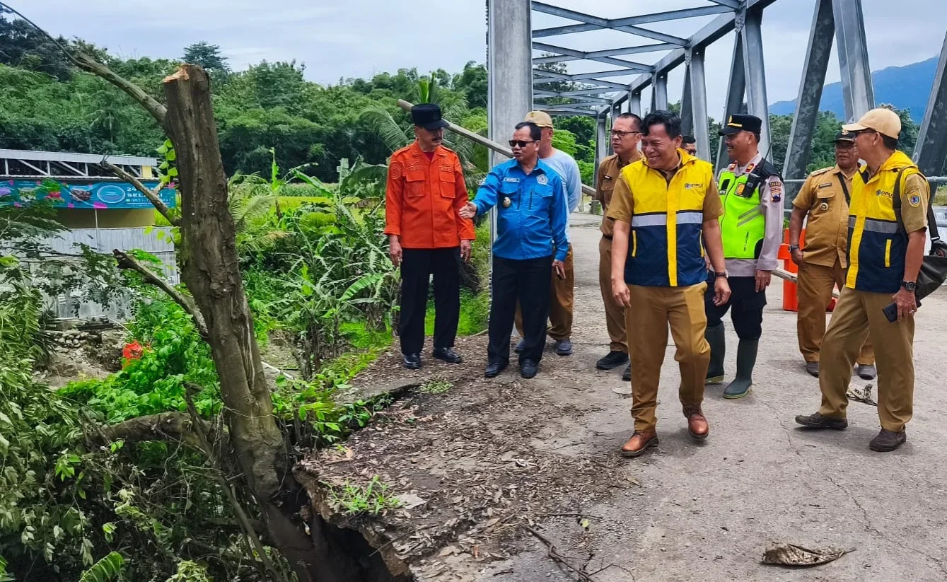 Wabup Brebes Wurja saat meninjau talud jembatan yang longsor yang mengacam putusnya akses warga di Desa Ciseureh, Kecamatan Ketanggungan, kemarin.