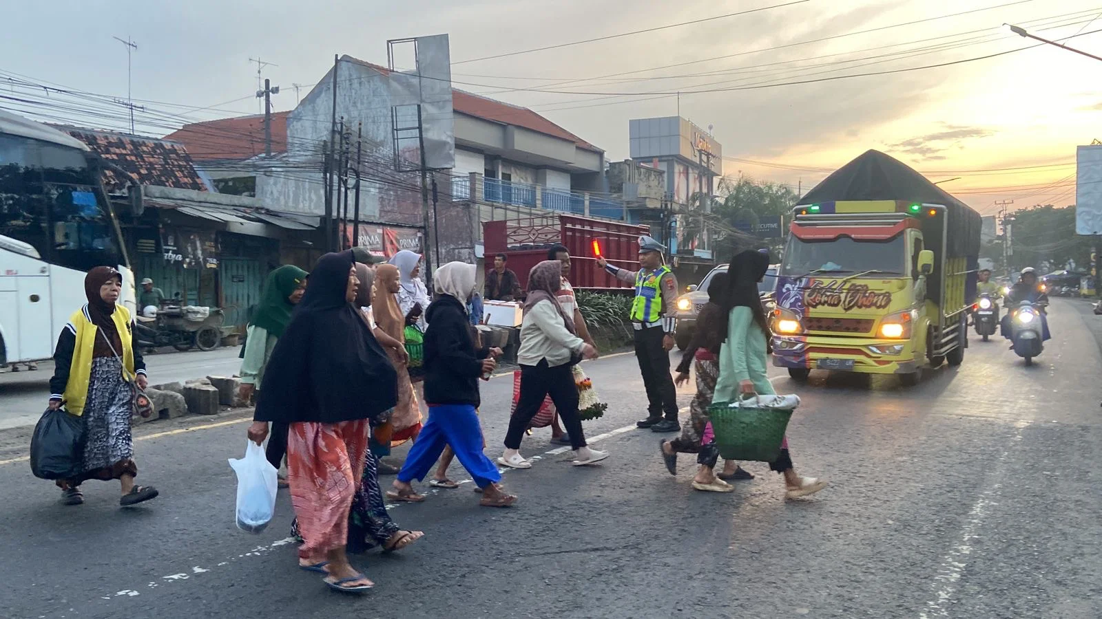 Polres Pekalongan Beserta Jajarannya Amankan Tradisi Pasar Kembang Gede