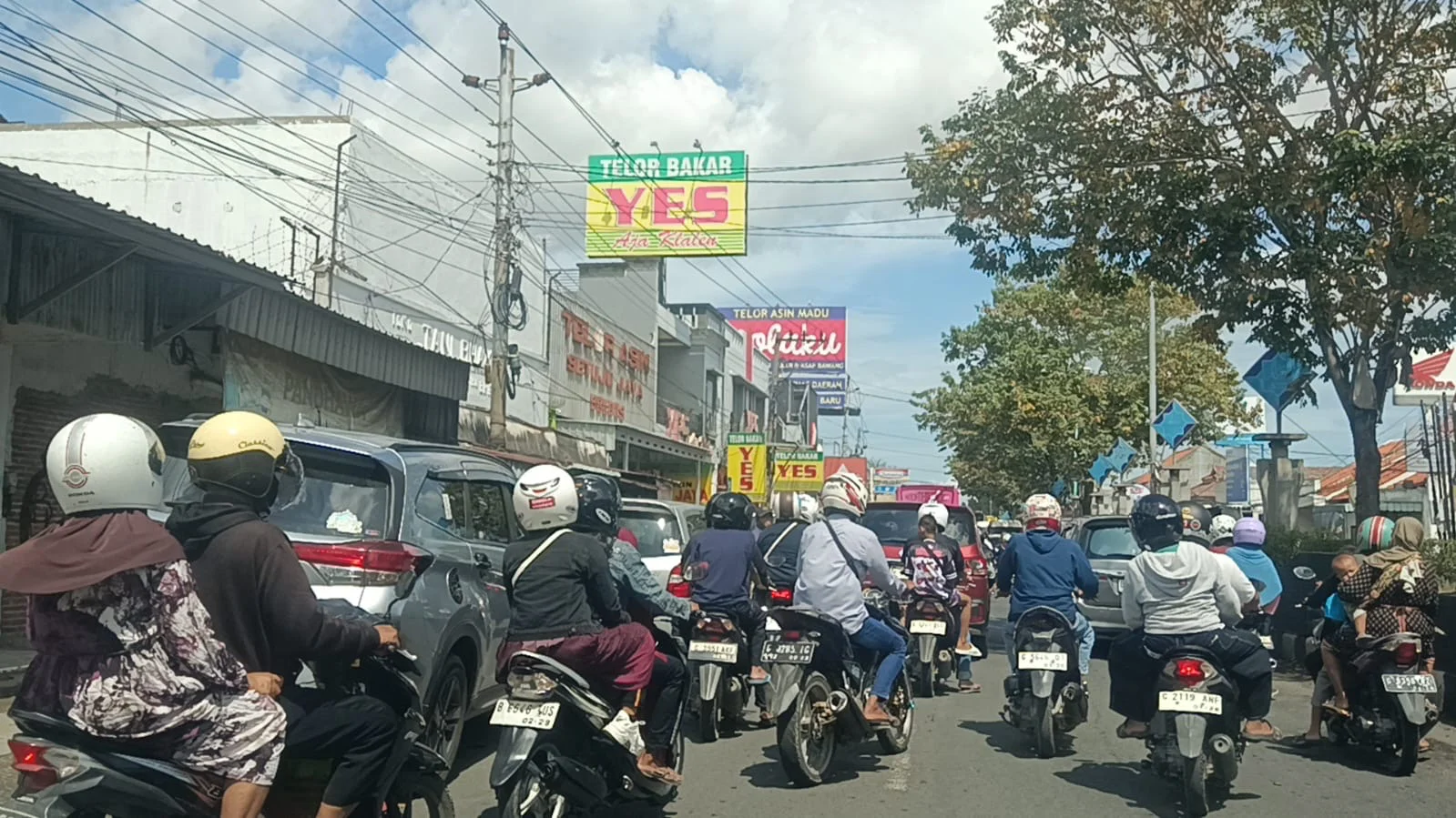 Kepadatan arus lalu lintas terjadi di kawasan oleh oleh Brebes hingga menyebabkan antrean