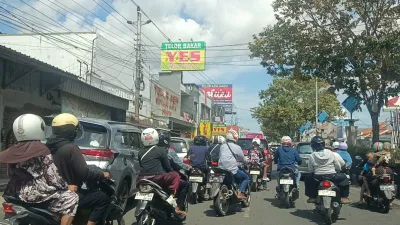 Kepadatan Lalin Terjadi di Pusat Oleh-Oleh Telur Asin Brebes, Ini Penyebabnya