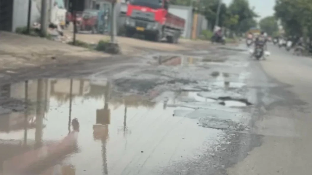 Jalan 2 Tegal-Slawi tepatnya di sebelah Utara perempatan Singkil, Kecamatan Adiwerna, Kabupaten Tegal, baru-baru ini.