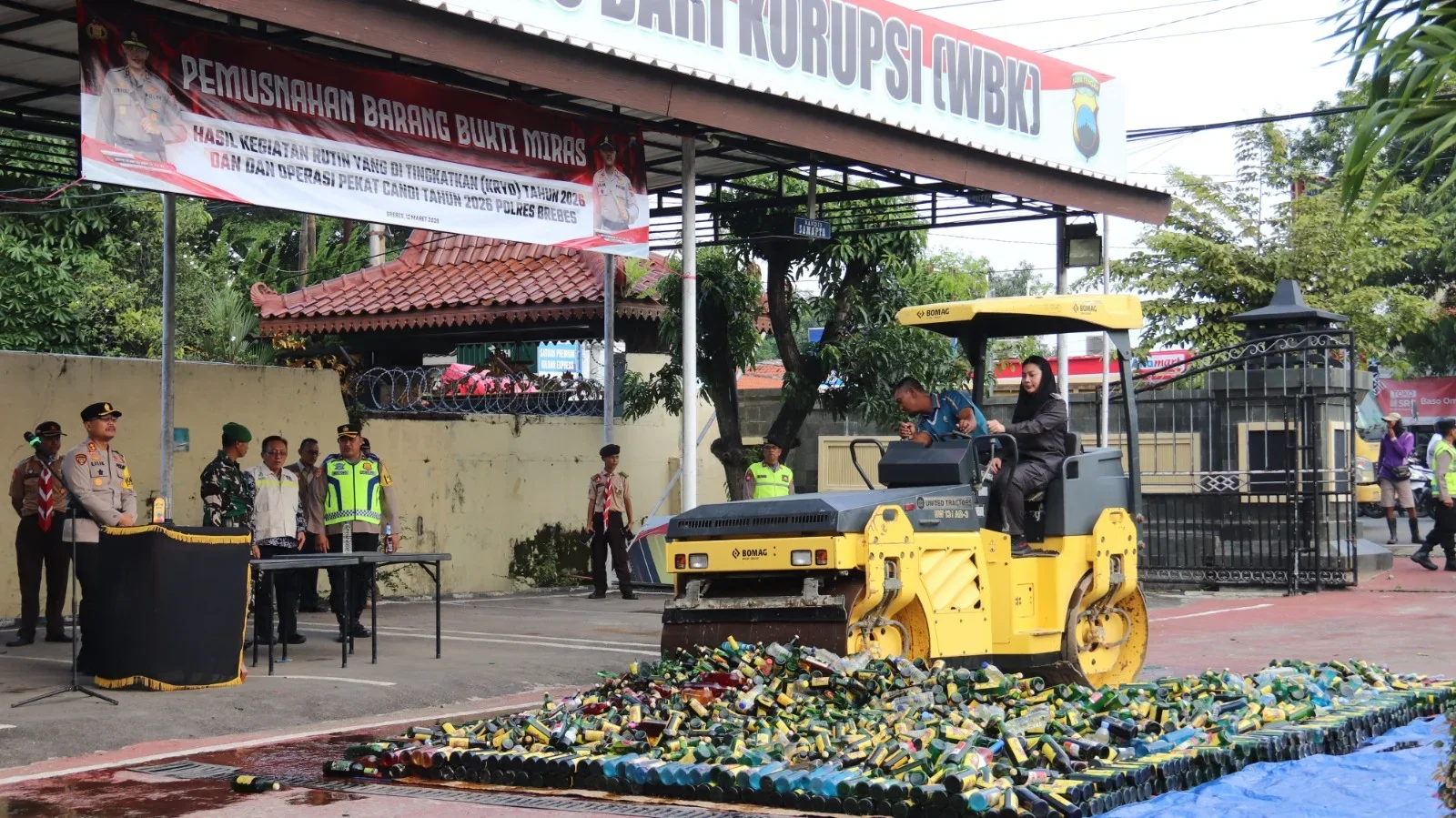 Ribuan Botol Miras Hasil Operasi Pekat Selama Bulan Ramadhan Dimusnahkan