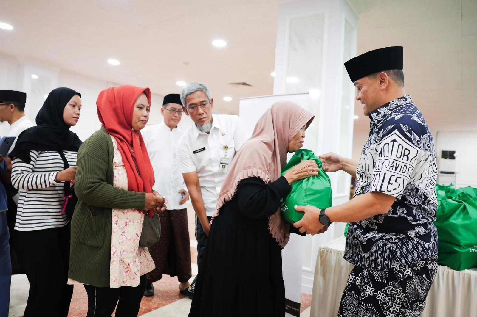 Pemprov dan Baznas Jateng Bagikan 8.000 Paket Sembako Lebaran