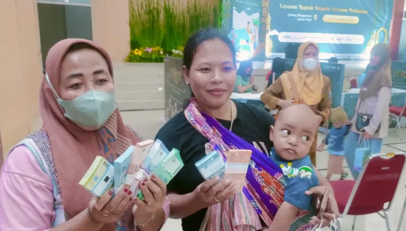 Tempuh 34 Km, Ini Cerita Umi asal Margasari Demi Tukarkan Uang Lebaran di "Serambi" BI Tegal