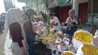 Tradisi Pasar Kembang Weleri, Berburu Bunga Sehari Jelang Lebaran