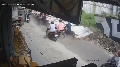 Tembok Eks Bioskop Sultan Pemalang Rubuh, Banyak Pengendara Tertimpa