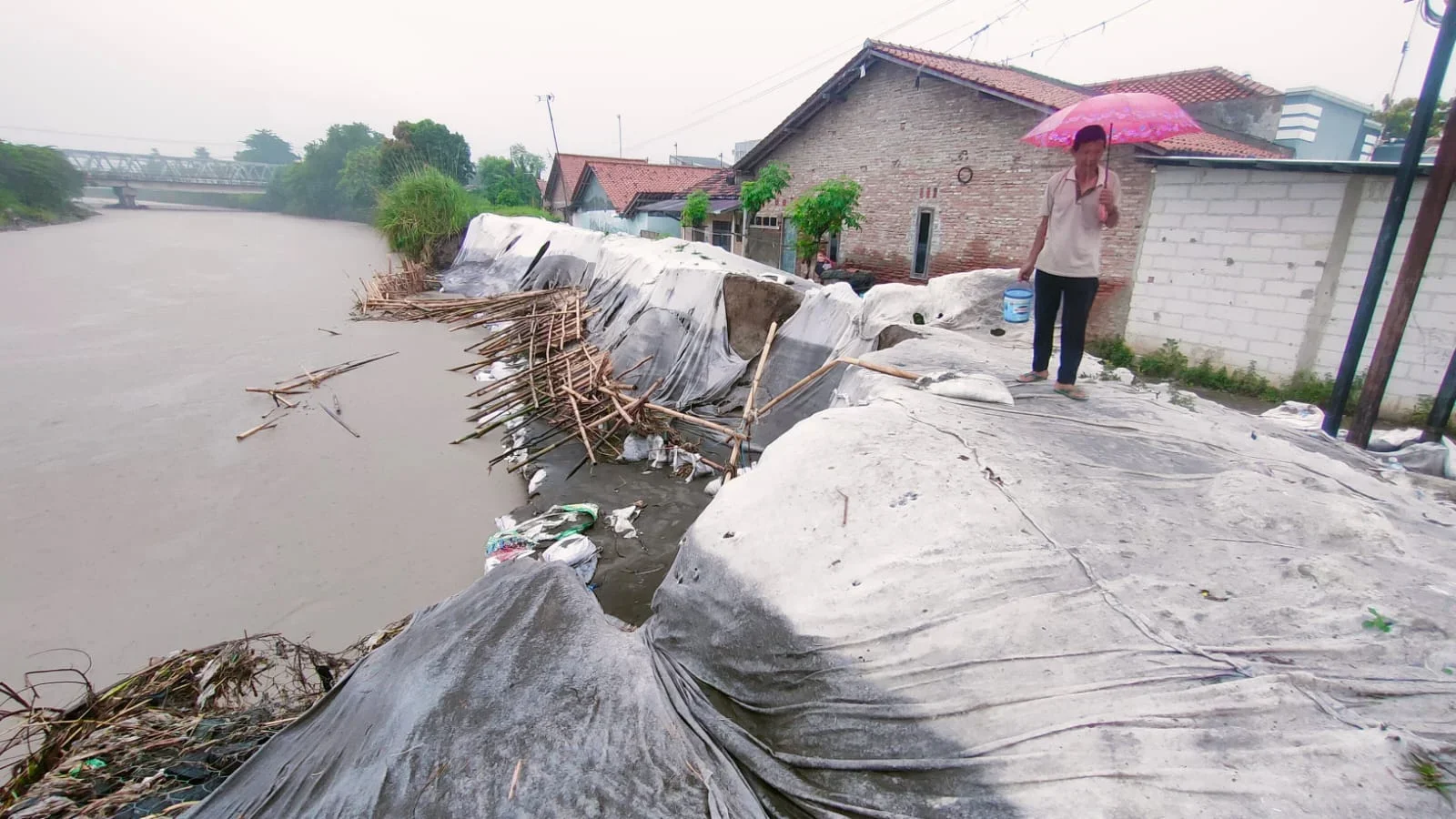 Tanggul Kali Ketiwon Tegal Kembali Diterjang Arus Deras, Material Penanganan Darurat Rusak