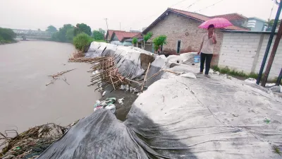 Tanggul Kali Ketiwon Tegal Kembali Diterjang Arus Deras, Material Penanganan Darurat Rusak