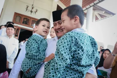 Gubernur Ahmad Luthfi Rayakan Idulfitri Bareng Anak Panti dan Komunitas Difabel