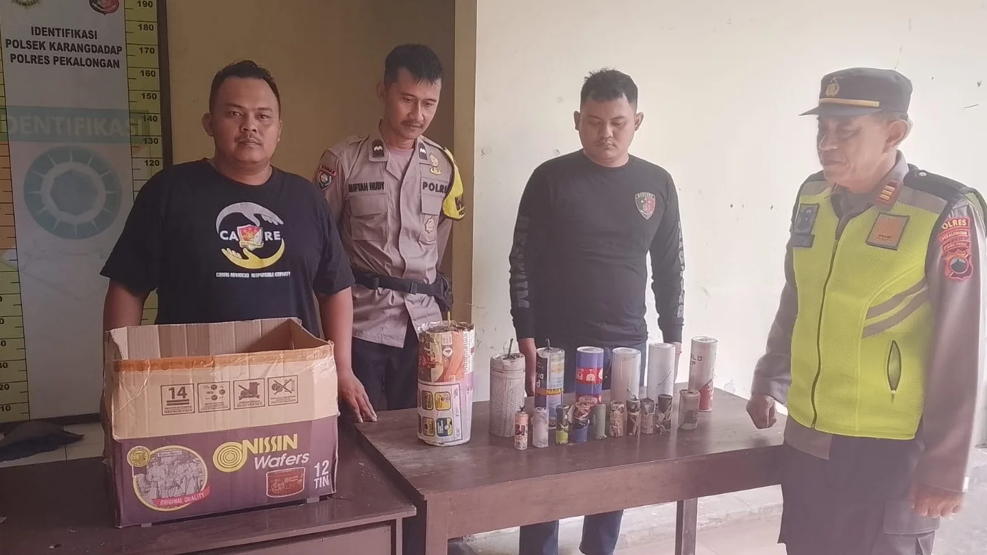 Polsek Karangdadap Pekalongan Amankan 17 Petasan saat Patroli, Warga Diimbau Jaga Keamanan Lingkungan