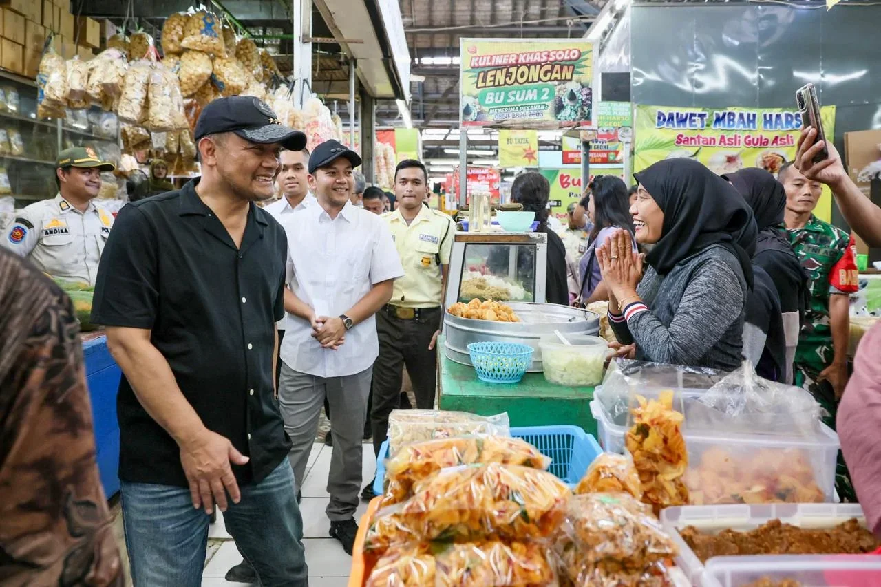 Gubernur Luthfi Blusukan Pasar Gede Solo: Borong Rambak hingga Pete, Pastikan Harga Terkendali Jelang Lebaran