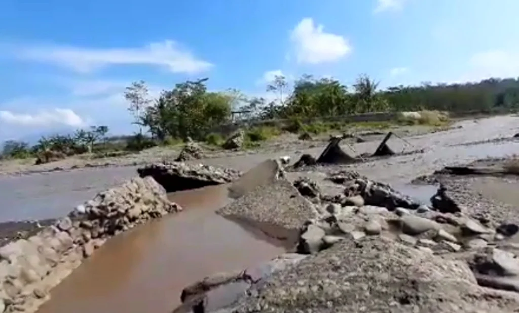 Bendung Notog di Sungai Keruh wilayah Desa Kalinusu, Kecamatan Bumiayu, Kabupaten Brebes, bertahun tahun rusak. Tahun ini rencananya akan diperbaiki pemerintah. (FOTO Dok)