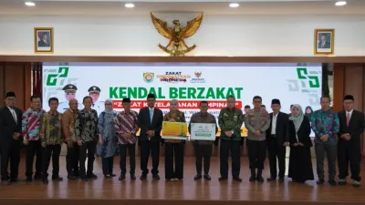 Bupati Kendal dan Forkopimda Tunaikan Zakat dalam Program Kendal Berzakat
