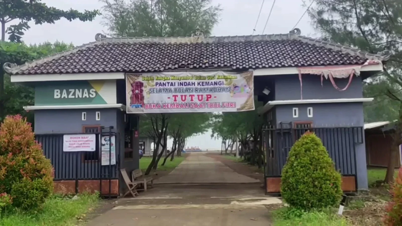 Gerbang Pantai Indah Kemangi dipasang pengumuman tutup selama ramadhan. (edhot)