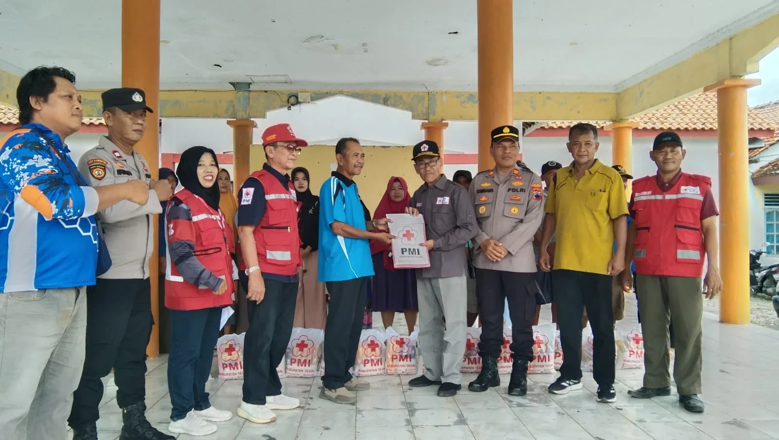 Angin Kencang Terjang 16 Rumah Warga di Warureja, PMI Salurkan  Bantuan