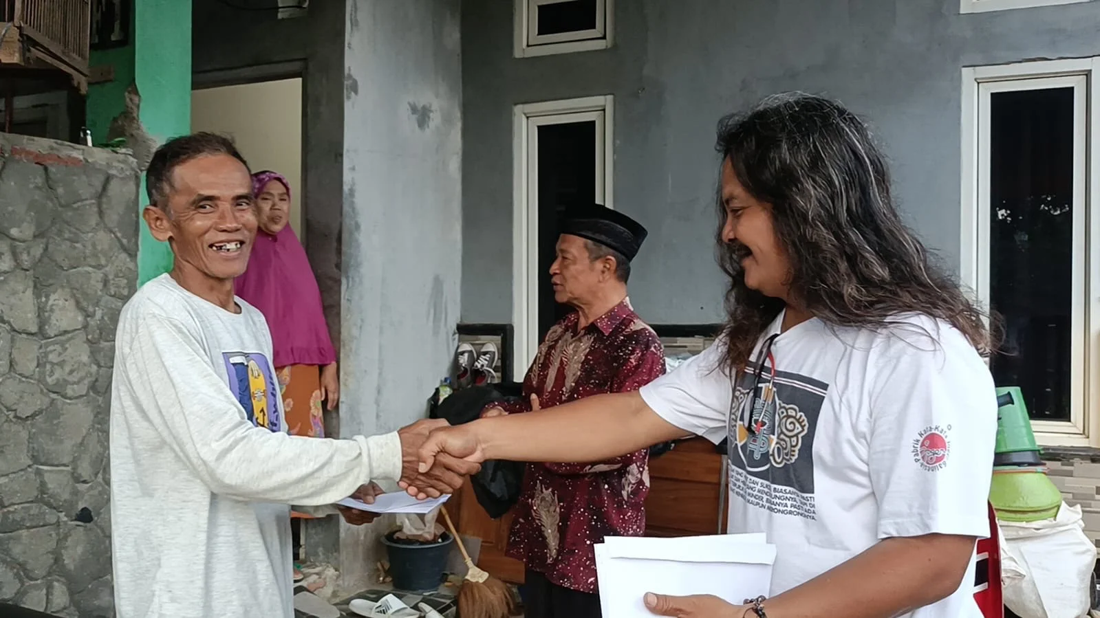 Warga RT 01 RW 01 Desa Jatinegara Iuran Bantu Korban Tanah Bergerak di Desa Padasari Tegal