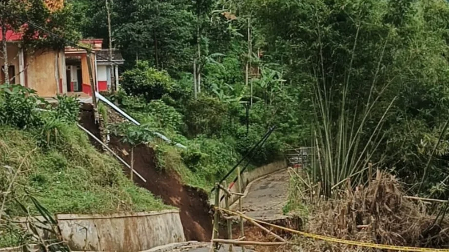 Tebing di bawah SMP Muhammadiyah 3 Paguyangan, Desa Cilibur, Kecamatan Paguyangan, Kabupaten Brebes, longsor. Kondisi yang rawan itu membuat aktivitas siswa dipindahkan ke Madrasah Diniyah Muhammadiyah Cilibur.