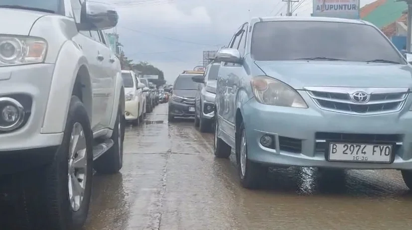 Kendaraan pemudik yang akan kembali ke Jakarta terjebak antrean di ruas Ketanggungan-Pejagan.