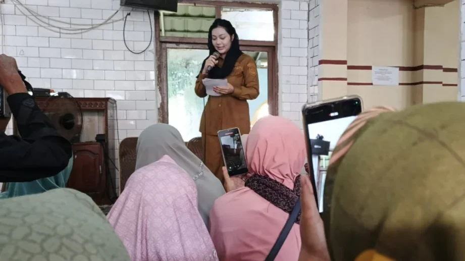 Bupati Brebes Serahkan 1.000 Paket Beras saat Pengajian di Ponpes Al Hikmah 1