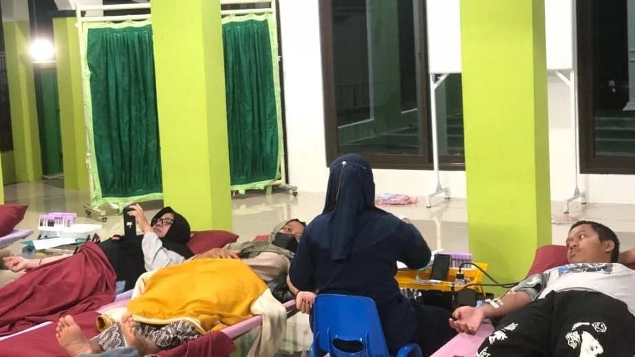 Salah seorang warga mengikuti donor darah bersma Unit Donor Darah Palang Merah Indonesia Kabupaten Tegal di Perumahan Permata Abadi, Dukuhwaru, Sabtu, 28 Februari 2026 malam.