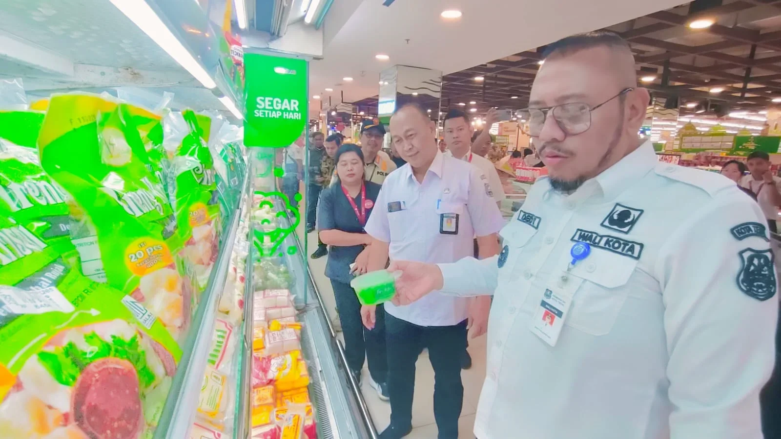 Wali Kota Tegal, Dedy Yon, saat mengikuti sidak makanan dan minuman jelang Lebaran bersama Dinas Kesehatan, Rabu 11 Maret 2026.