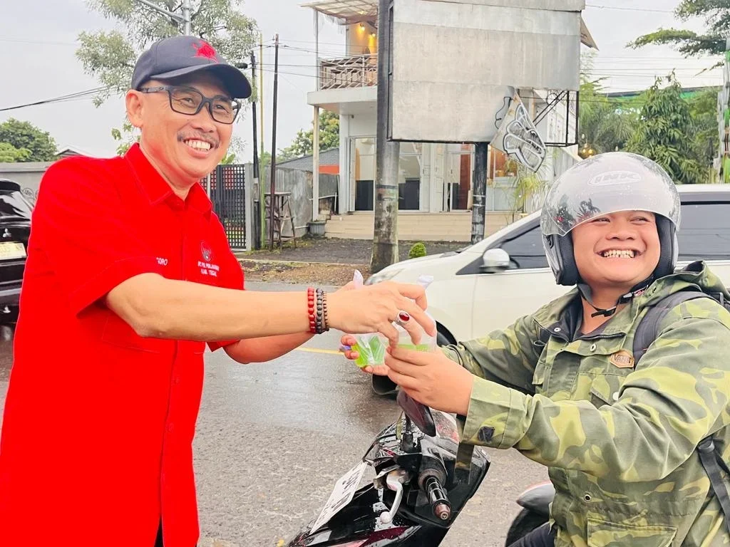 PDI Perjuangan Kabupaten Tegal Bagikan 3.000 Takjil di Slawi