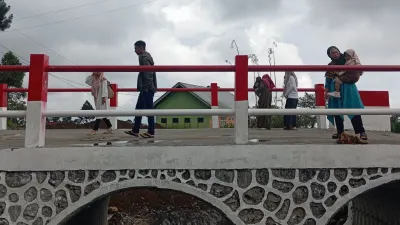 Lebaran Hari Kedua, Warga Desa Penakir Pemalang Nikmati Akses Lancar Jembatan Armco Kali Sigintung
