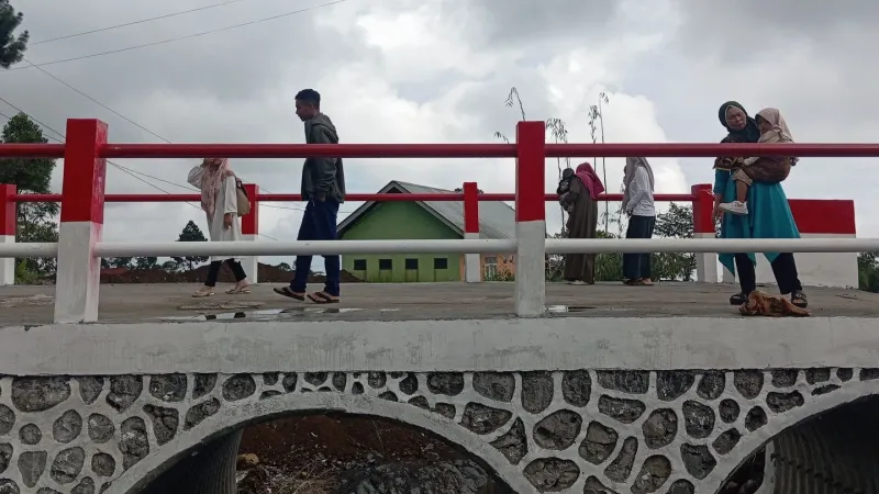 Lebaran Hari Kedua, Warga Desa Penakir Pemalang Nikmati Akses Lancar Jembatan Armco Kali Sigintung