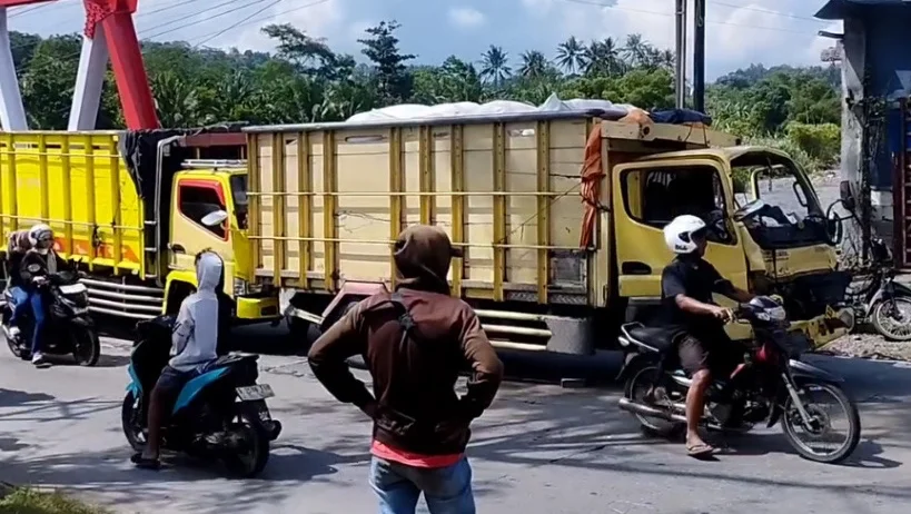  Kecelakaan beruntun melibatkan enam kendaraan terjadi di tanjakan Jembatan Sungai Keruh jalur Lingkar Bumiayu, Brebes, Rabu (11/3/2026). Peristiwa dipicu truk trailer yang tak kuat menanjak sehingga mundur dan menabrak kendaraan di belakangnya.