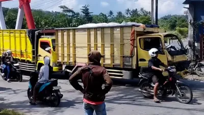 Kecelakaan Beruntun 6 Kendaraan di Tanjakan Jembatan Sungai Keruh Lingkar Bumiayu