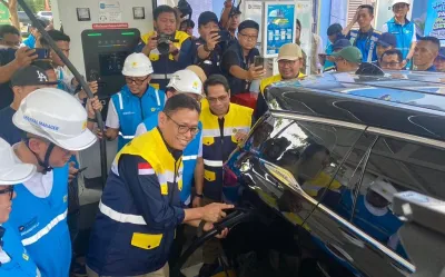 Wamen ESDM Tinjau SPKLU di Rest Area 379 A Batang