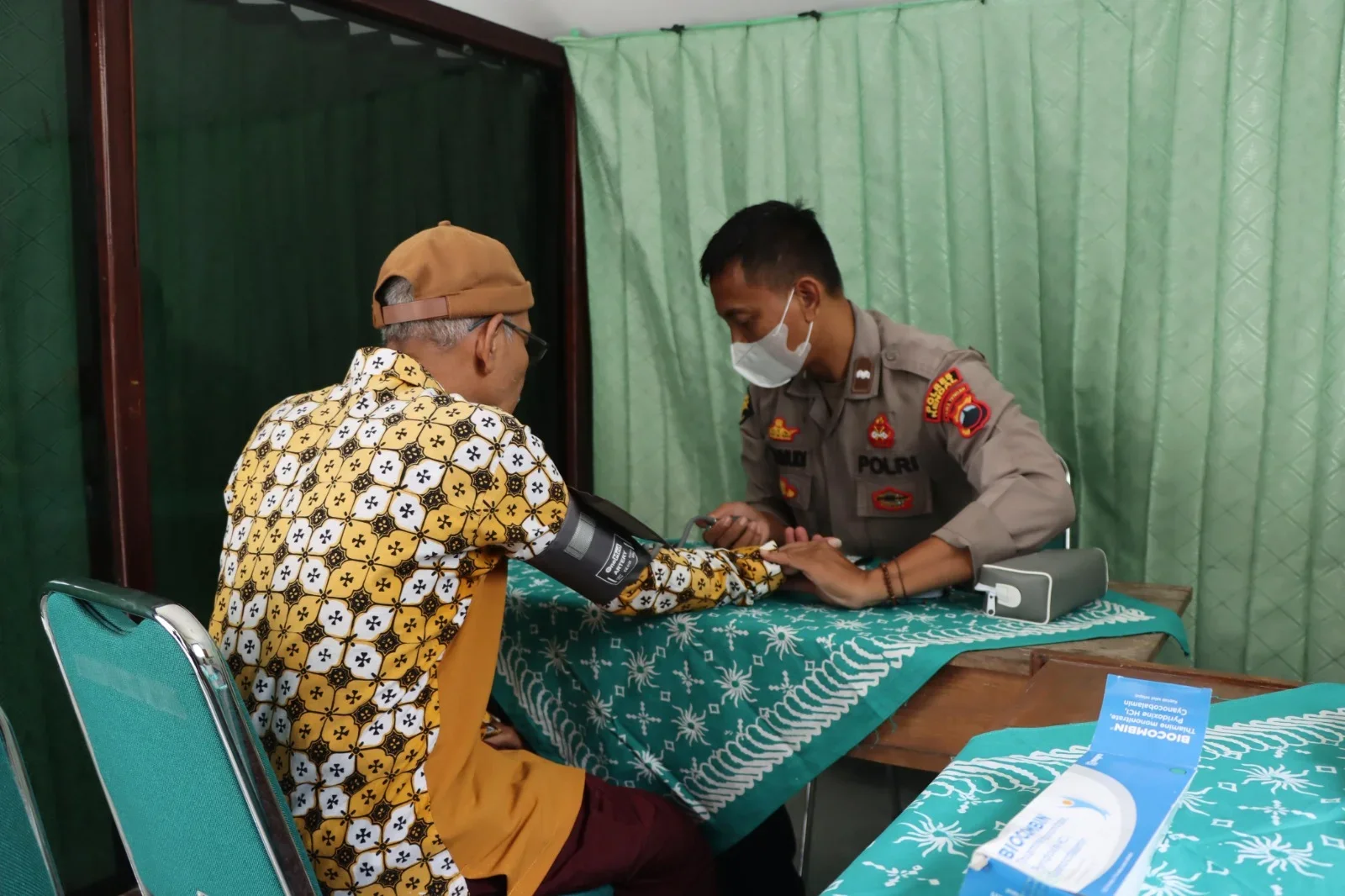 Sidokkes Polres Kendal Layani Cek Kesehatan Gratis Jamaah Jumat di Masjid Agung Kendal