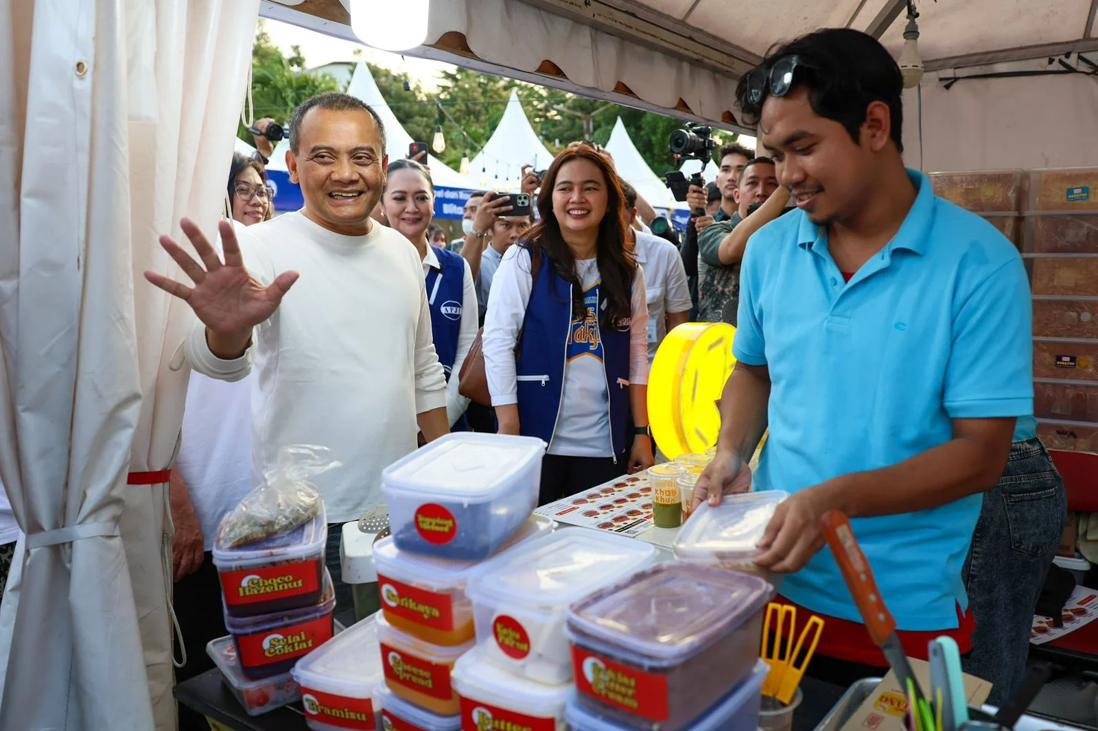 Gubernur Ahmad Luthfi Borong Takjil, UMKM Kuliner Ikut Panen Pembeli