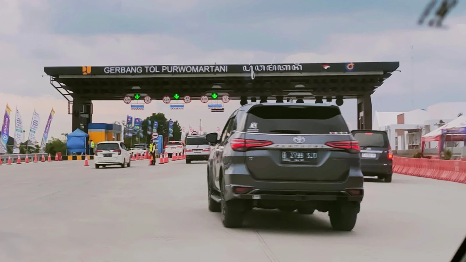 Kendaraan pemudik memasuki gerbang Tol Purwomartani, Sleman, pada arus balik Lebaran, Selasa 24 Maret 2026.