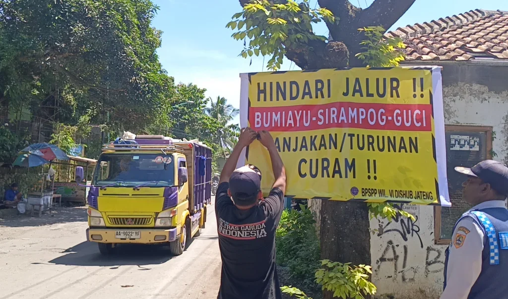 Dishub Jateng Pasang Banner Peringatan di Jalur Bumiayu–Sirampog–Bumijawa, Pengendara Diminta Waspada Tanjakan Curam