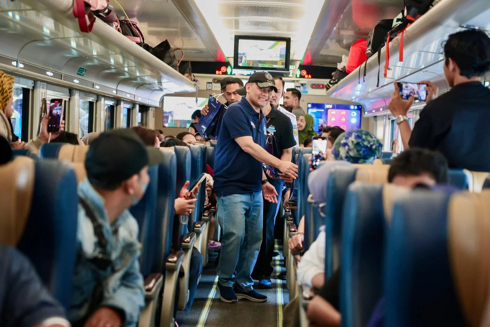 “Kalau Tidak Gratis, Mungkin Saya Tak Pulang”, Kisah Perantau Naik Kereta Mudik Gratis Jateng