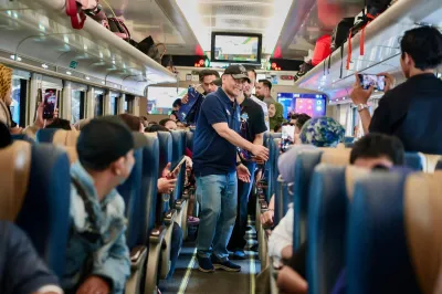 “Kalau Tidak Gratis, Mungkin Saya Tak Pulang”, Kisah Perantau Naik Kereta Mudik Gratis Jateng